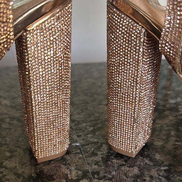 Olivia Ferguson Gold Chunky Platform Heels with Shimmering Straps 8 - Picture 7 of 16